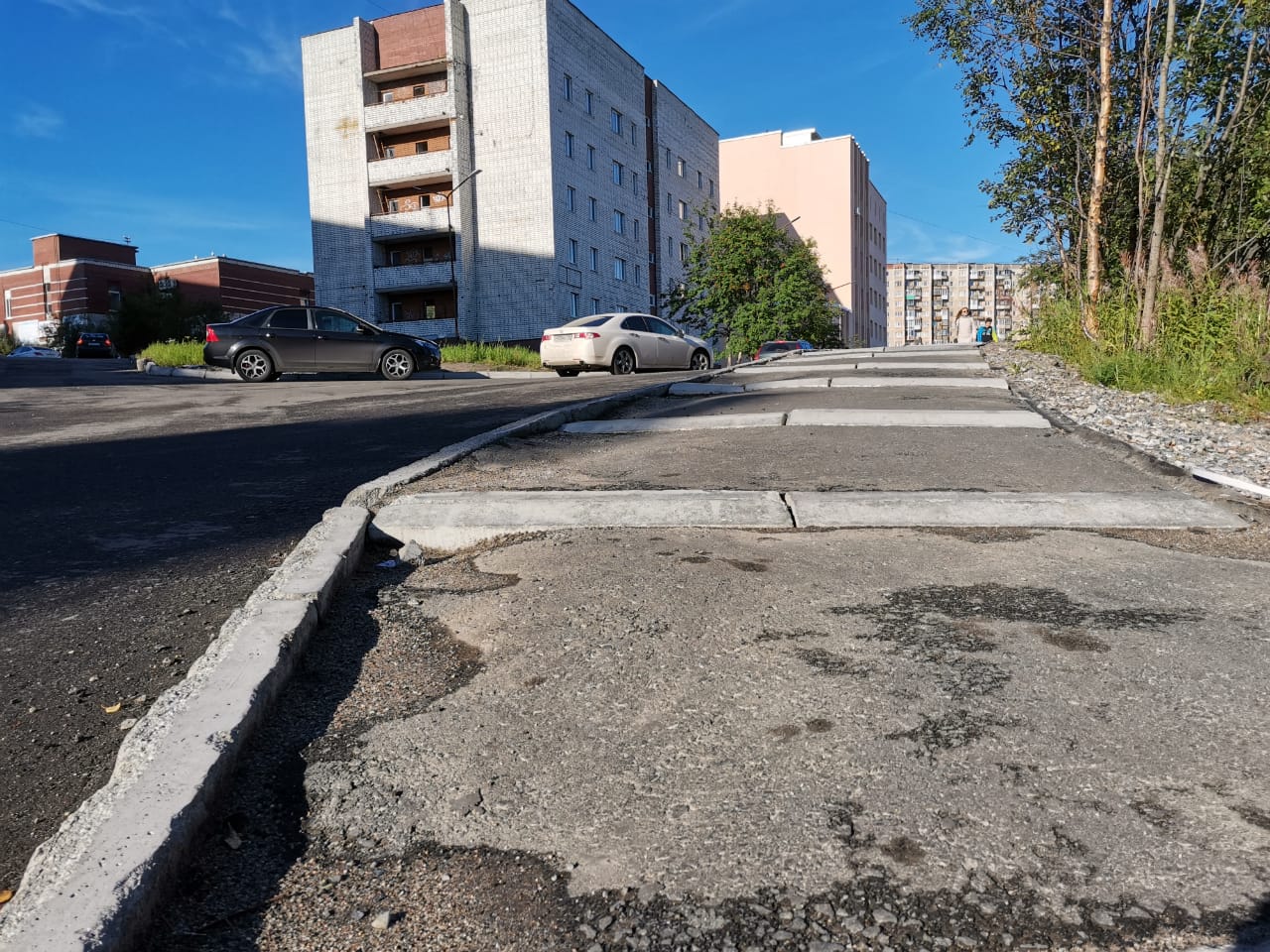 В Североморске у детской поликлиники волнуется асфальт и треснул бордюрный  камень на тротуаре