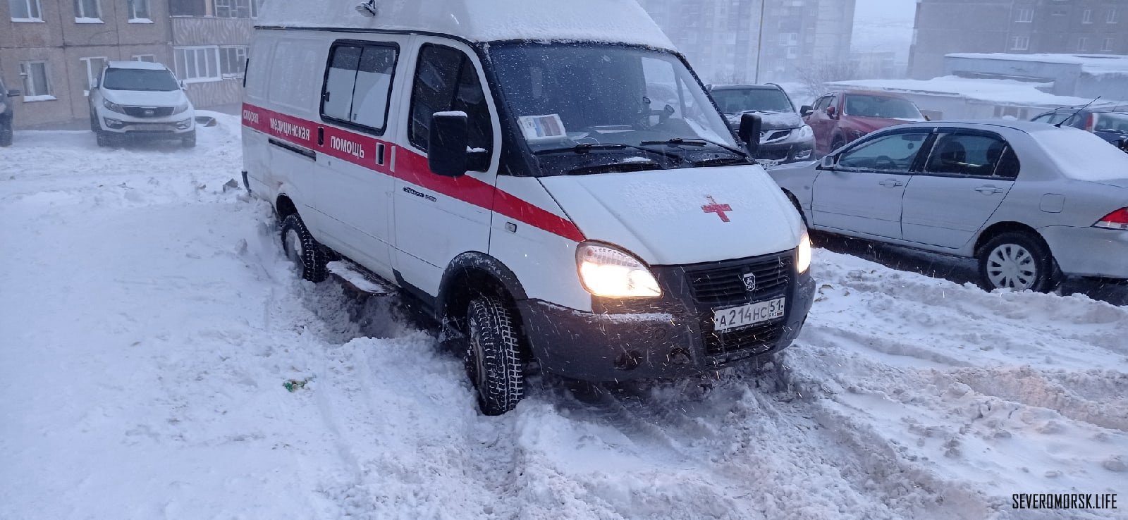 В Североморске на Инженерной застряла полноприводная Газель скорой помощи,  МЧС тоже не смогли