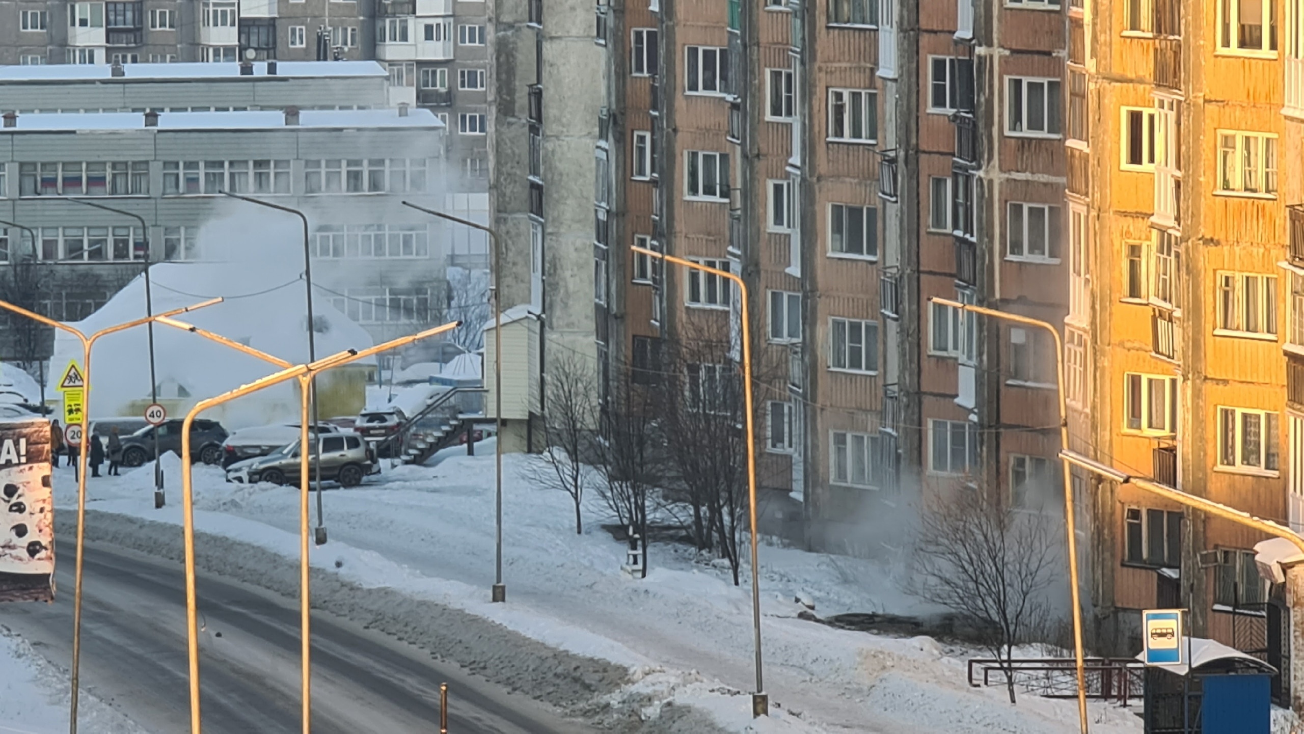 Парящие трубы стали причиной выезда нескольких отделений пожарных частей на  улицу Сизова в Североморске