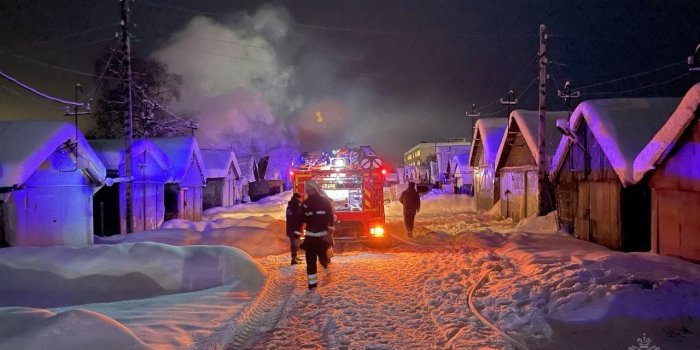 Сегодня североморские огнеборцы выезжали на тушение пожара в гараже в посёлке Щукозеро