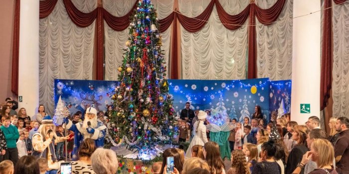 В Мурманске для детей участников СВО прошла Новогодняя Елка от имени командующего Северным флотом